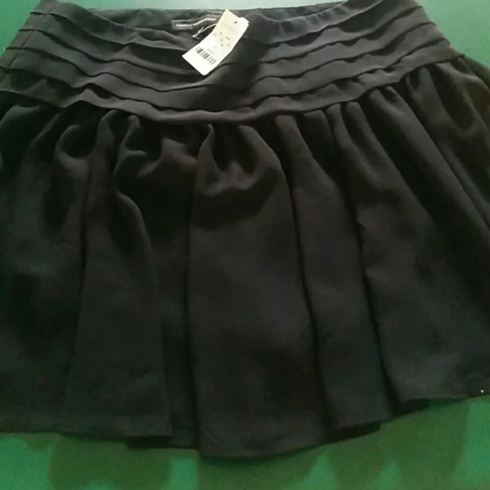 Express Black Ruffle Skirt - Picture 3 of 3